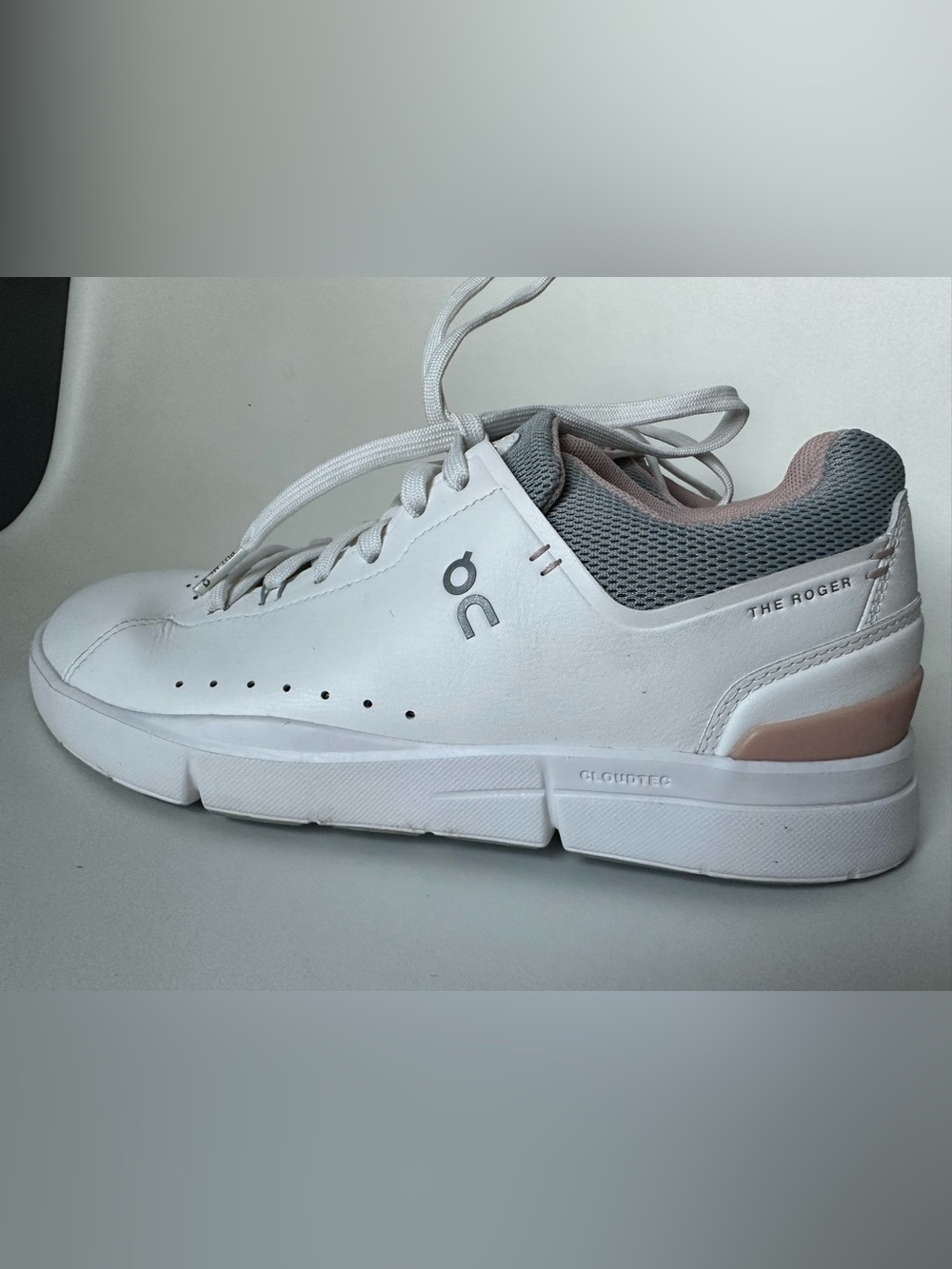 On Running women the Roger White and Gray Low-Top Sneakers